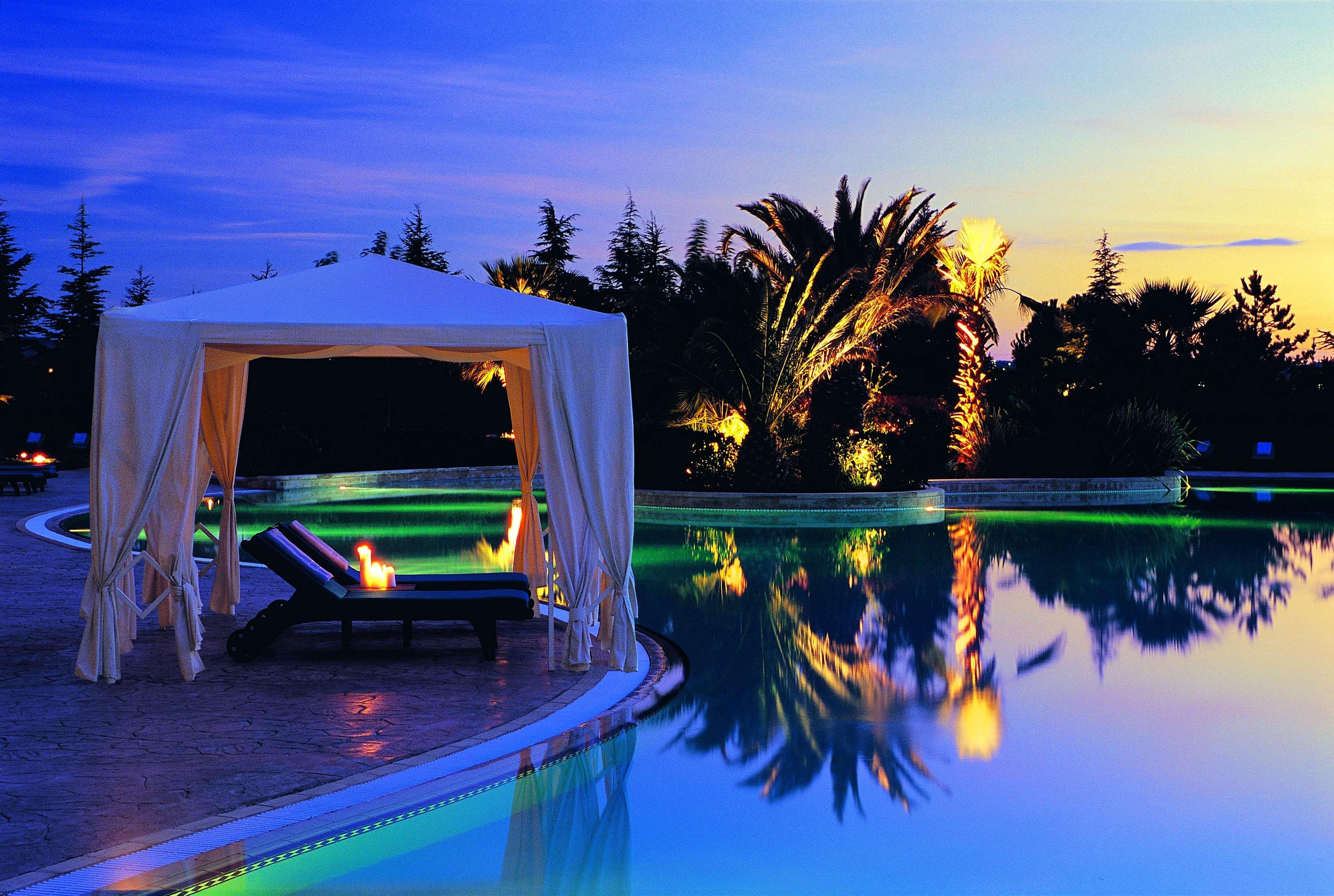 Hyatt Regency Thessaloniki Otel Dış mekan fotoğraf The pool at the Royal Mirage
