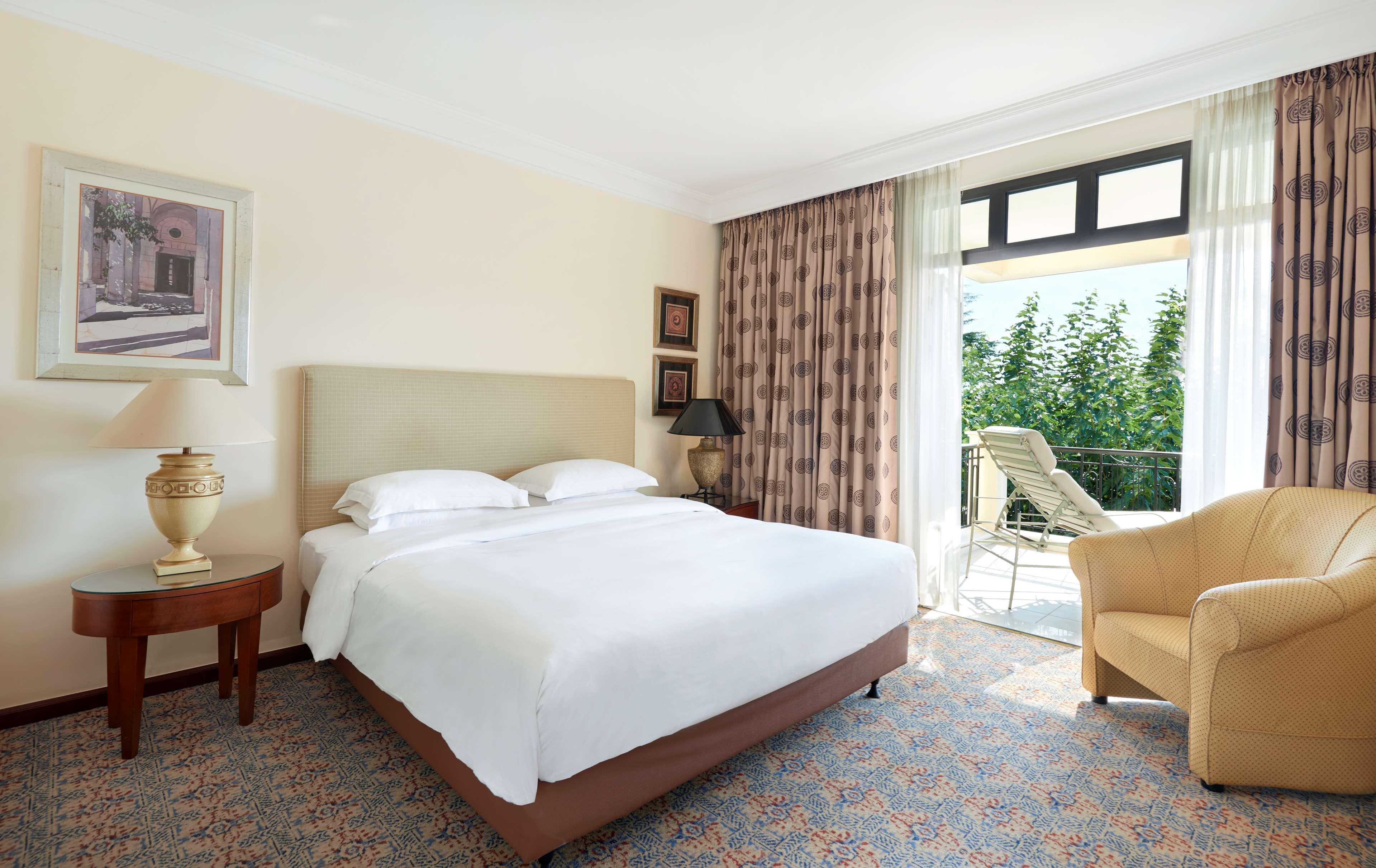 Hyatt Regency Thessaloniki Otel Dış mekan fotoğraf A room at the hotel