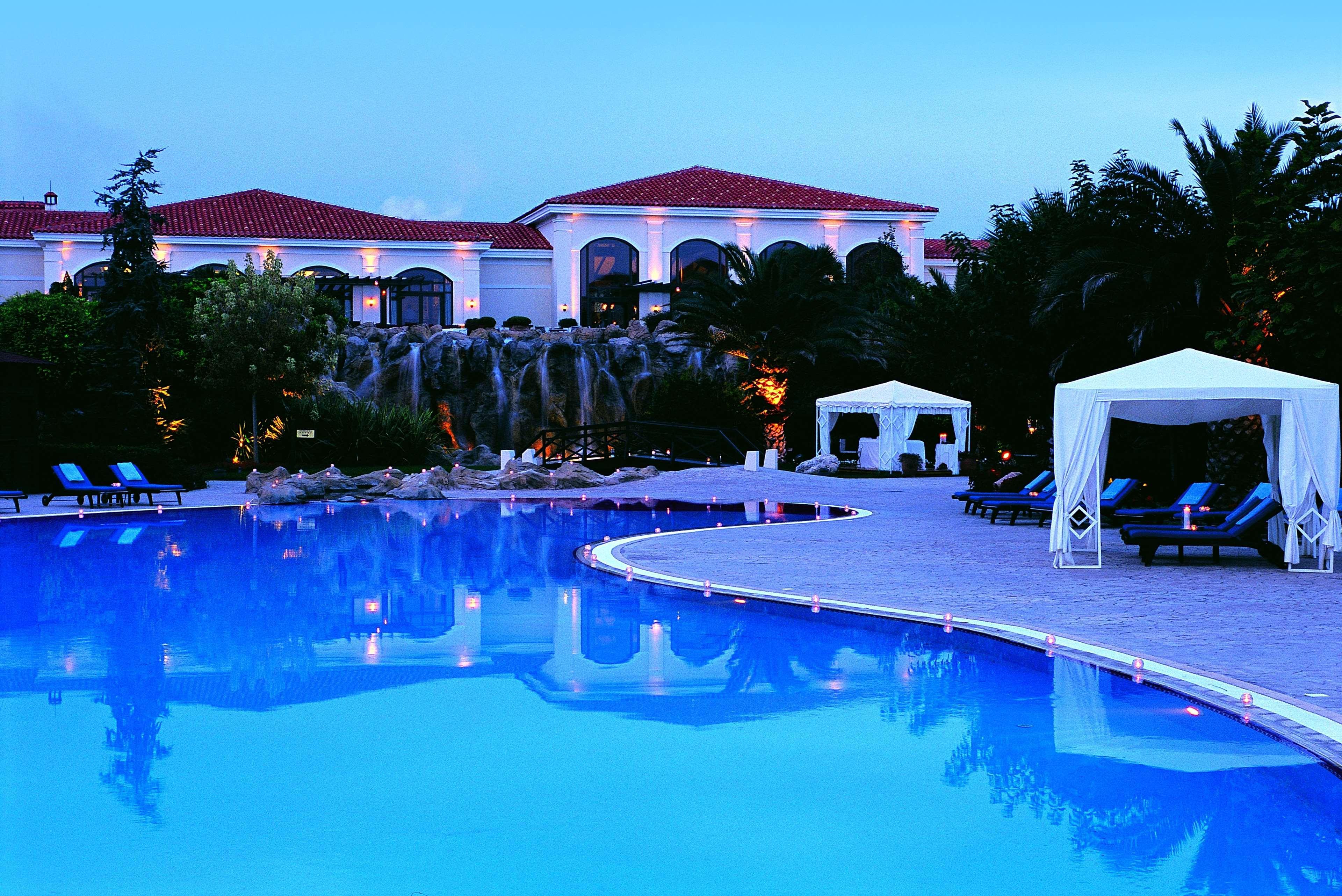 Hyatt Regency Thessaloniki Otel Dış mekan fotoğraf The pool at the hotel