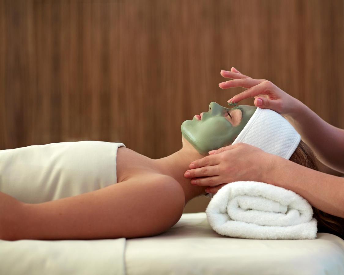 Hyatt Regency Thessaloniki Otel Dış mekan fotoğraf A woman receiving a facial treatment