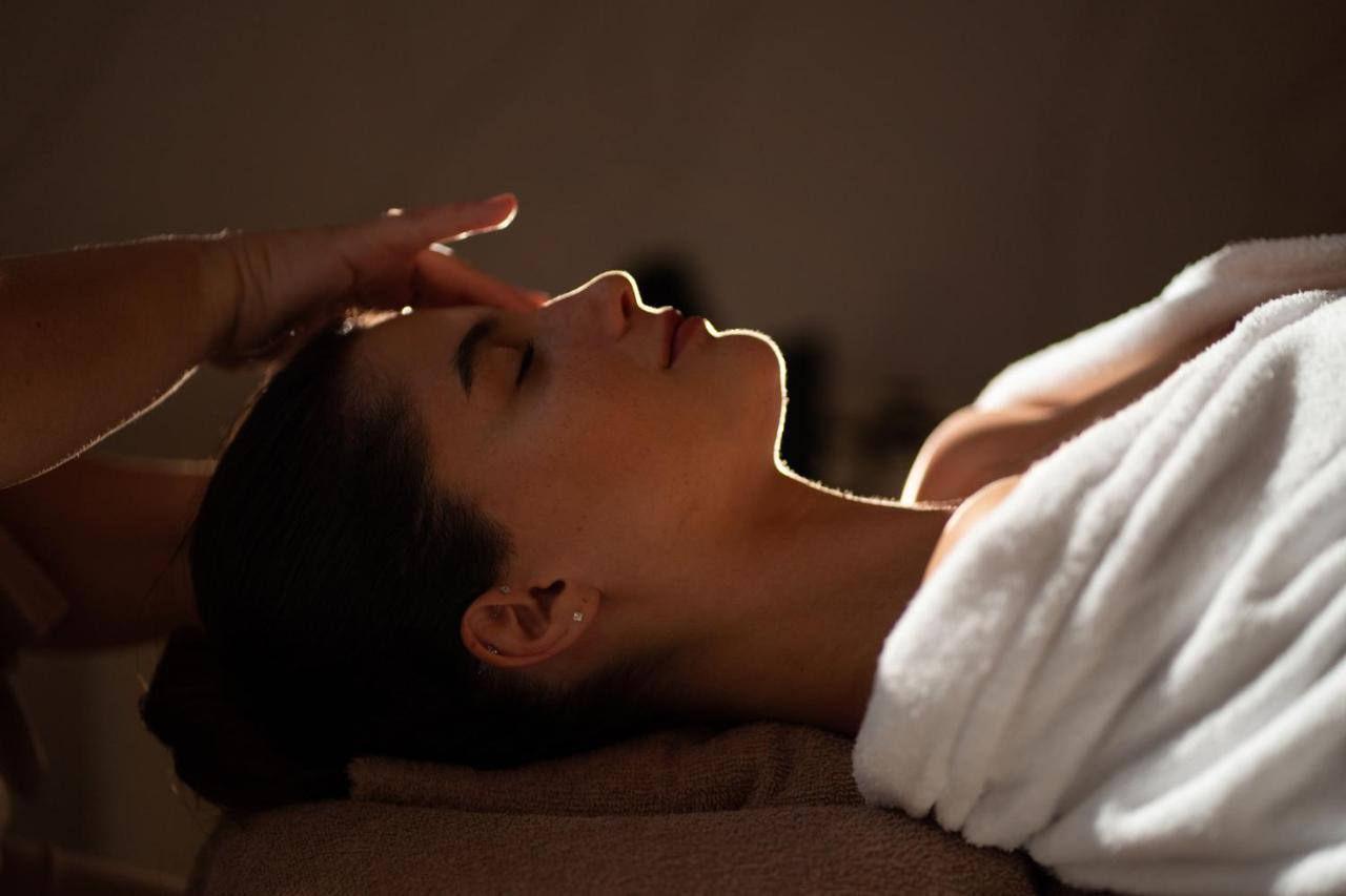 Hyatt Regency Thessaloniki Otel Dış mekan fotoğraf A woman receiving a facial massage