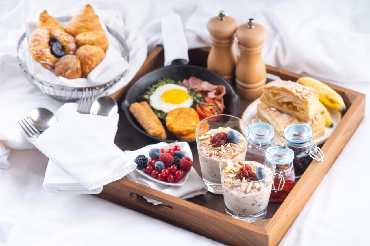 Hyatt Regency Thessaloniki Otel Dış mekan fotoğraf A breakfast tray