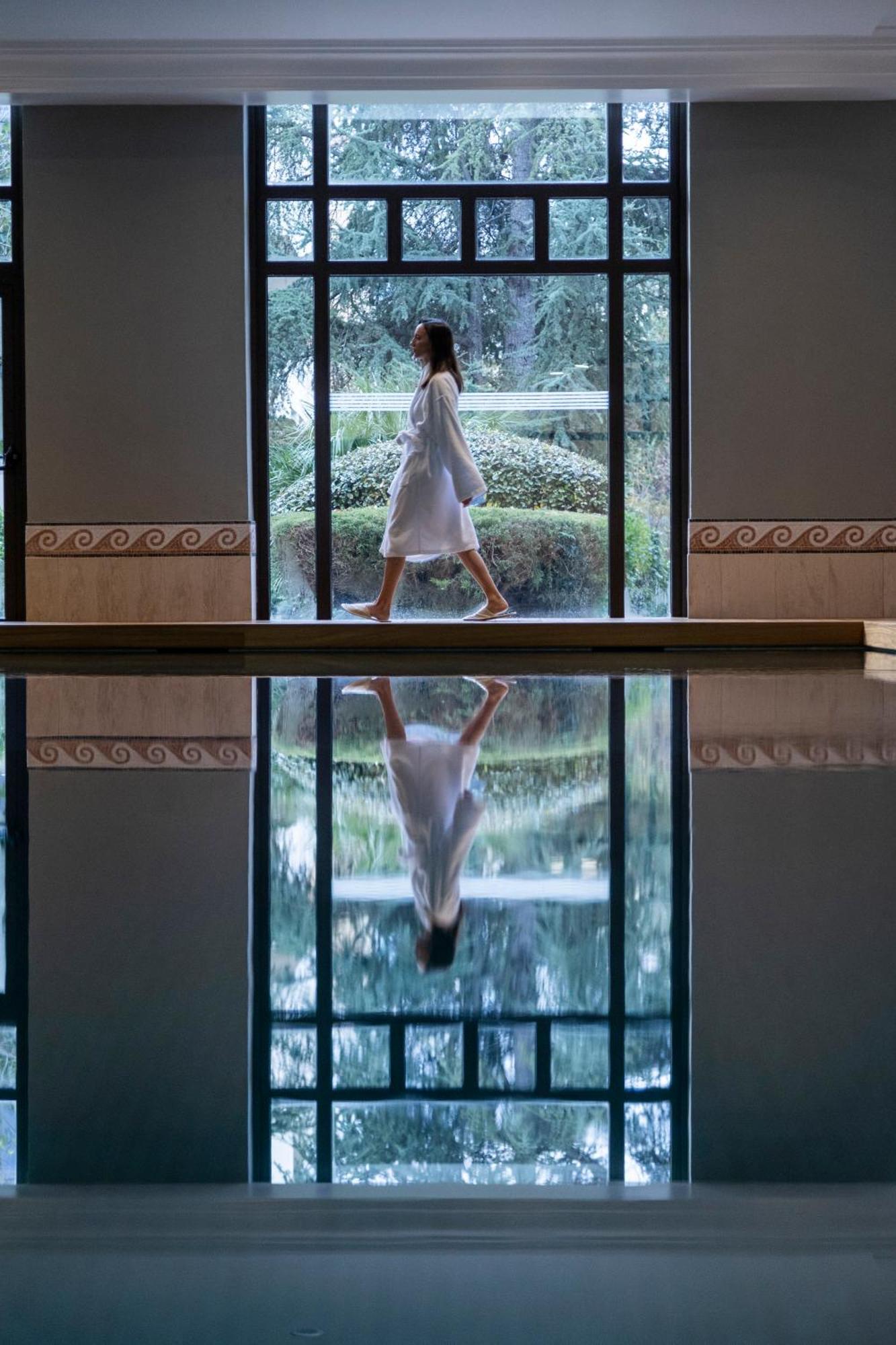 Hyatt Regency Thessaloniki Otel Dış mekan fotoğraf A woman in a yukata at a Japanese onsen