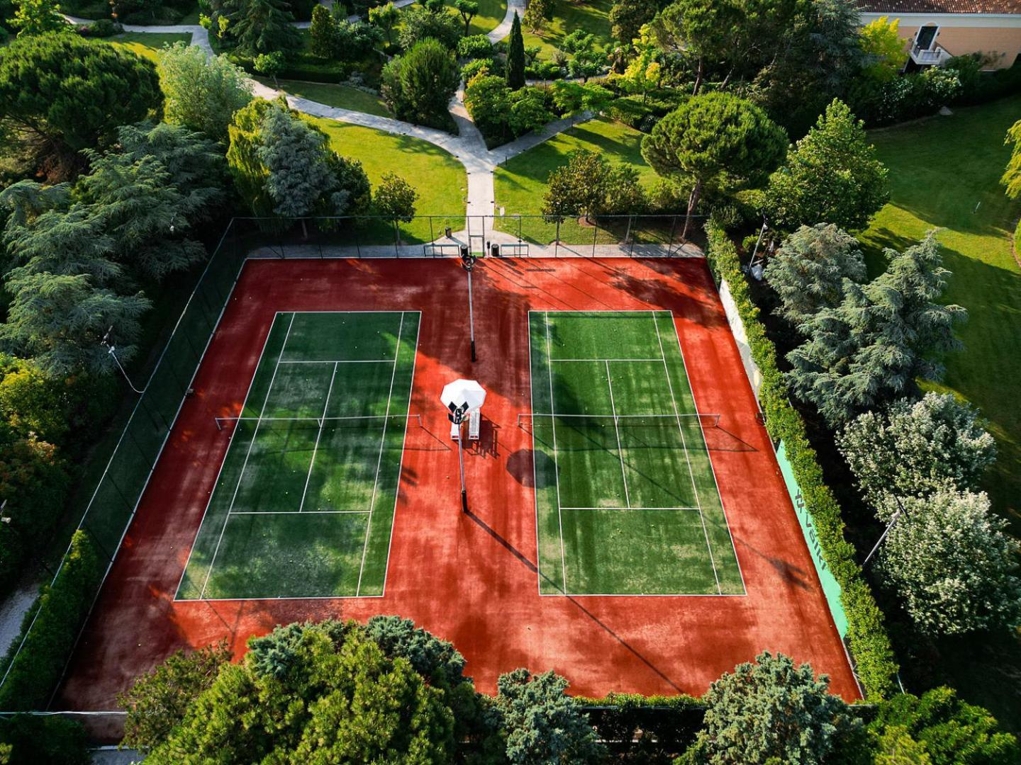 Hyatt Regency Thessaloniki Otel Dış mekan fotoğraf Tennis court in the park