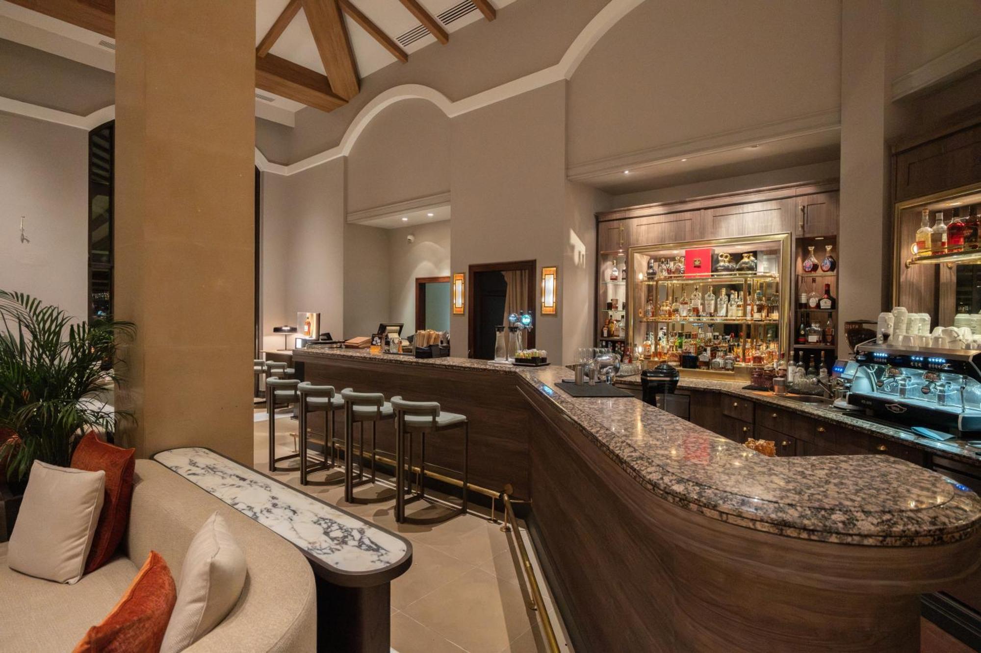 Hyatt Regency Thessaloniki Otel Dış mekan fotoğraf The bar at the lobby