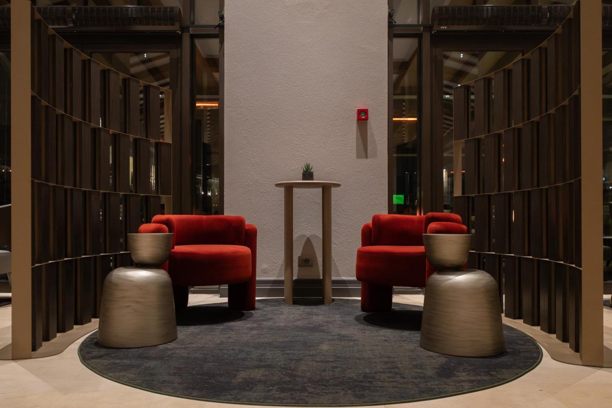 Hyatt Regency Thessaloniki Otel Dış mekan fotoğraf The lounge at the airport