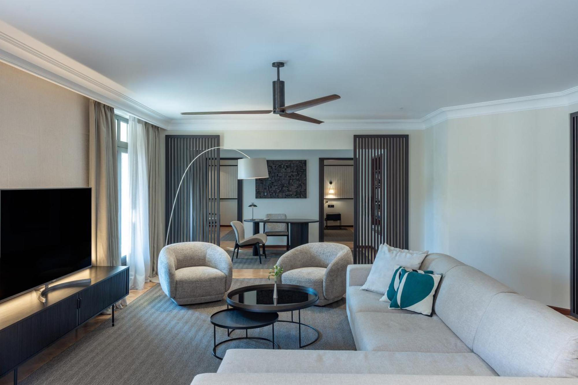 Hyatt Regency Thessaloniki Otel Dış mekan fotoğraf A living room with a fan